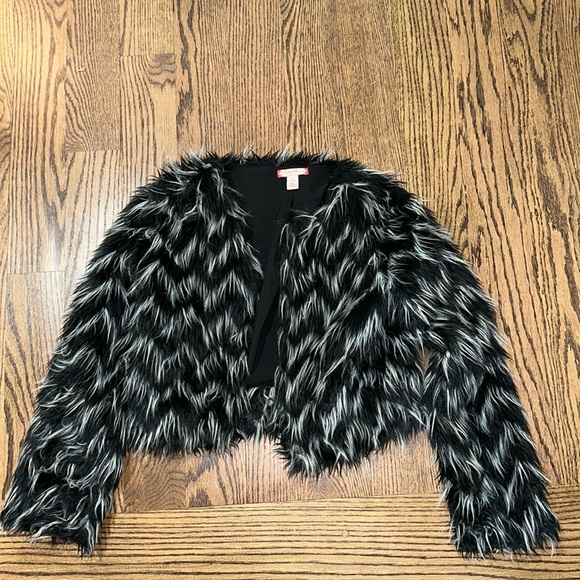 Kids black and white faux fur jacket size 7 - Picture 1 of 7